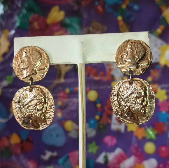 🏛️ Vintage Goldtoned Greco-Roman Head Pierced Dangle Earrings - Picture 9 of 14